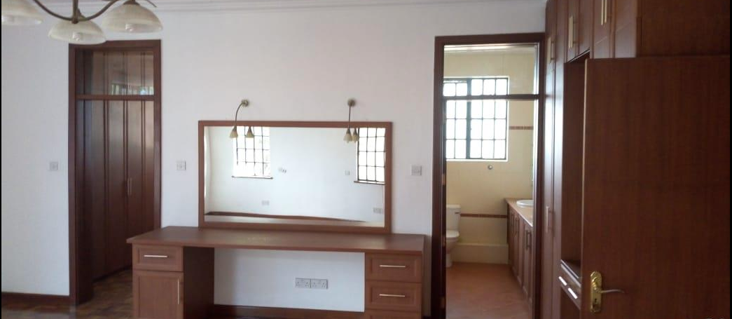 4 Bedroom Villa With DSQ, Karen Miotoni Road - giroy7